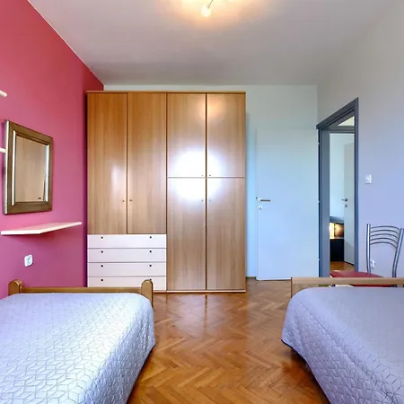 Carlo - Ipc102 By Interhome